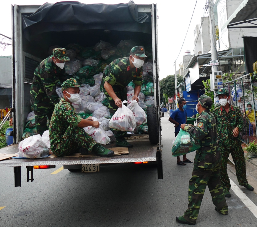Chăm lo cho dân trong tâm dịch Bình Dương

